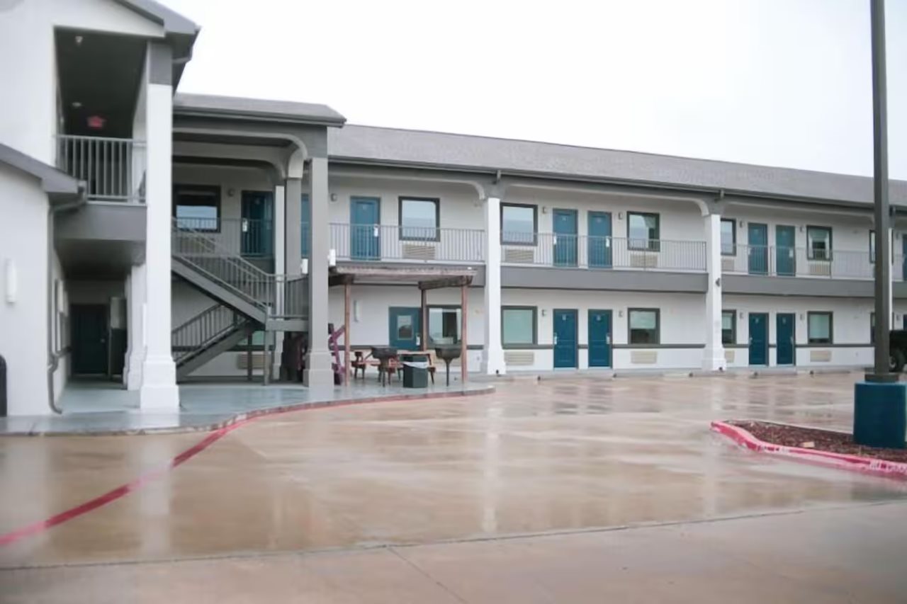Days Inn & Suites by Wyndham Gonzales TX - photo 3