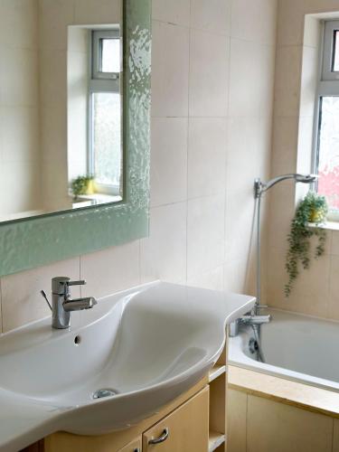 Modern four bedroom semi detached house with off street parking 8 min drive to Wembley stadium 5 miles to Central London — 4-Star Luxury Hotel in London, United Kingdom