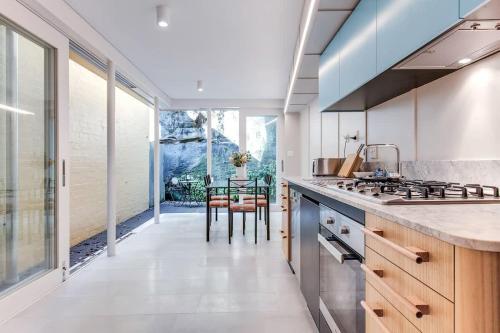2 Mins Walking To Harbour Bridge - last minute hotel in Sydney