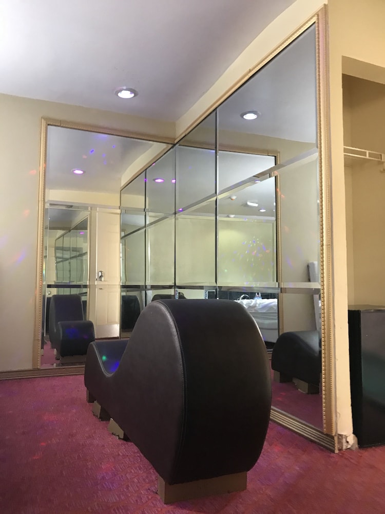 Presidential Inn & Suites - photo 25