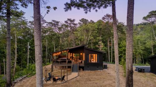 Modern Cabin Views hot Tub Fireplace & Firepit — 4-Star Luxury Hotel in Sevierville, United States