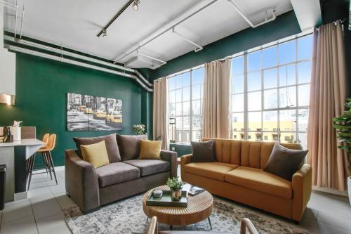 NYC Styled Loft In DTLA sleeps 4 with Free Parking — 4-Star Luxury Hotel in Los Angeles, United States