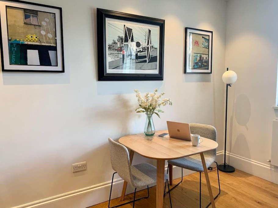 Elegant Period Apartment for 3 Free Parking Central