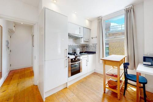Superb 2 Bed Flat in Camden 5min walk to tube in Camden Town, United Kingdom