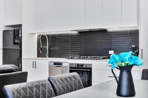 Noir Cottage Glenelg North — 4-Star Luxury Hotel in Glenelg, Australia