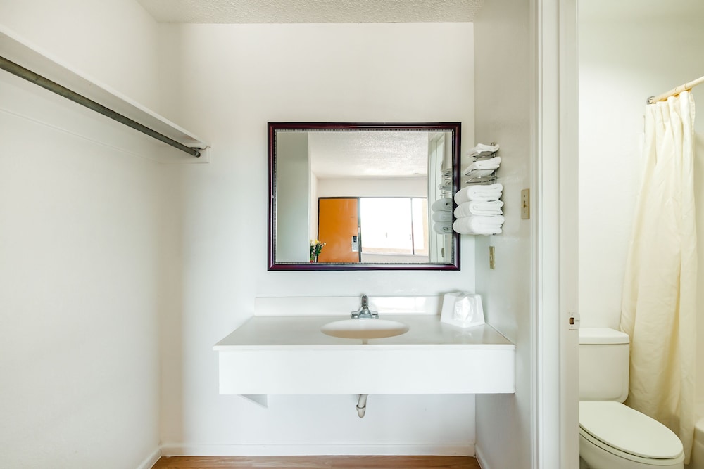 OYO Hotel Groesbeck - photo 19