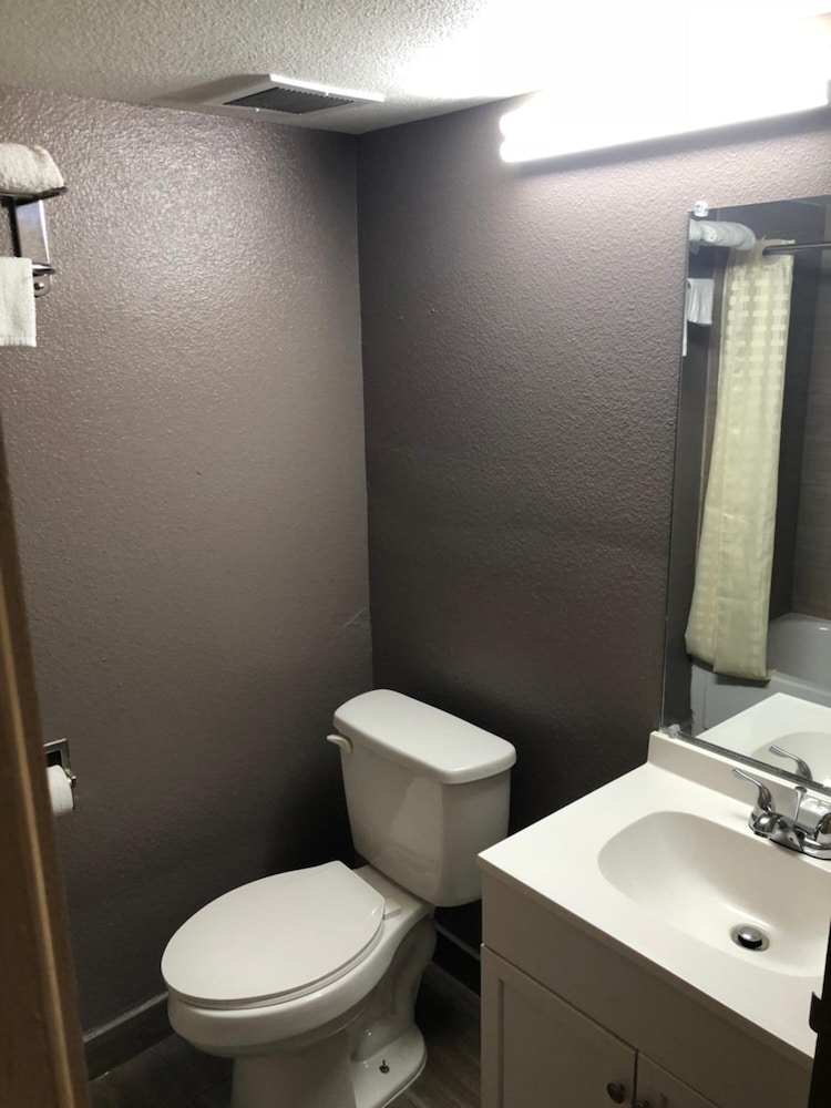 Economy Inn North Randall - photo 27
