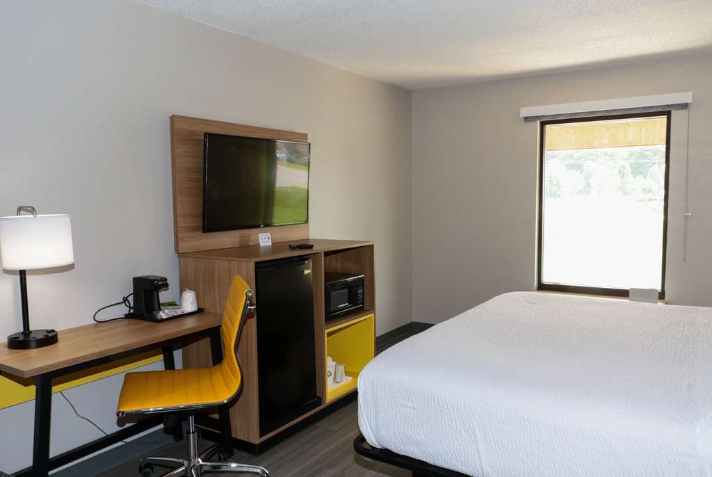 Days Inn by Wyndham Farmville - photo 11