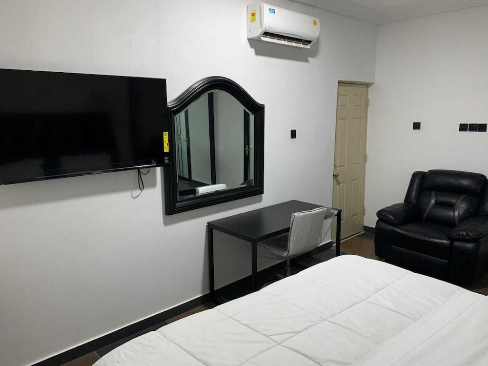 Zab's Suite Hotel - last minute hotel in Accra