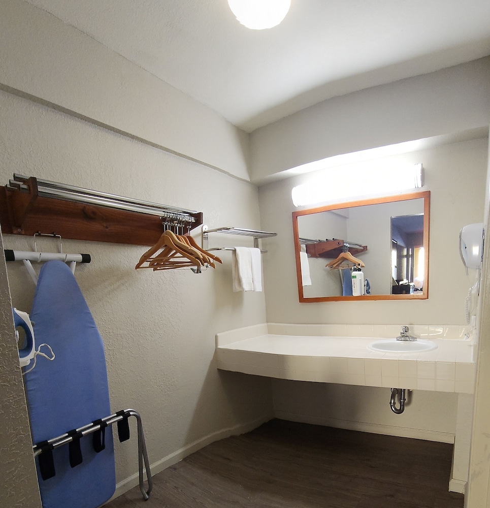 Mission Inn and Suites - photo 26
