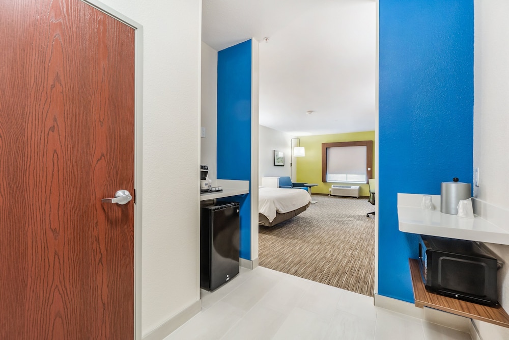 Holiday Inn Express Suites Van Buren Ft Smith Area by IHG - photo 38