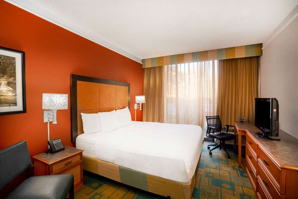La Quinta Inn & Suites by Wyndham Nashville Airport Opryland - photo 41