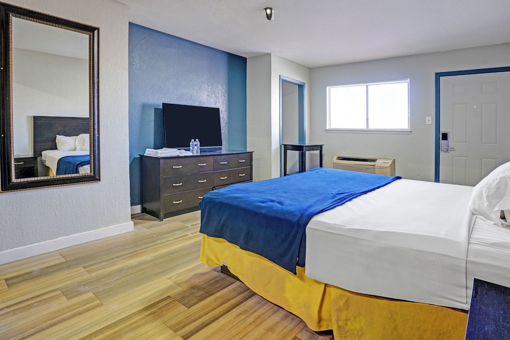Super 7 Inn By OYO San Antonio NW Medical Center - photo 26