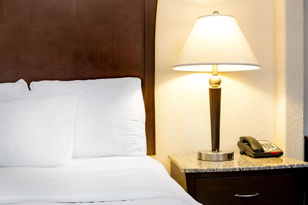 La Quinta Inn & Suites by Wyndham Fowler - photo 36