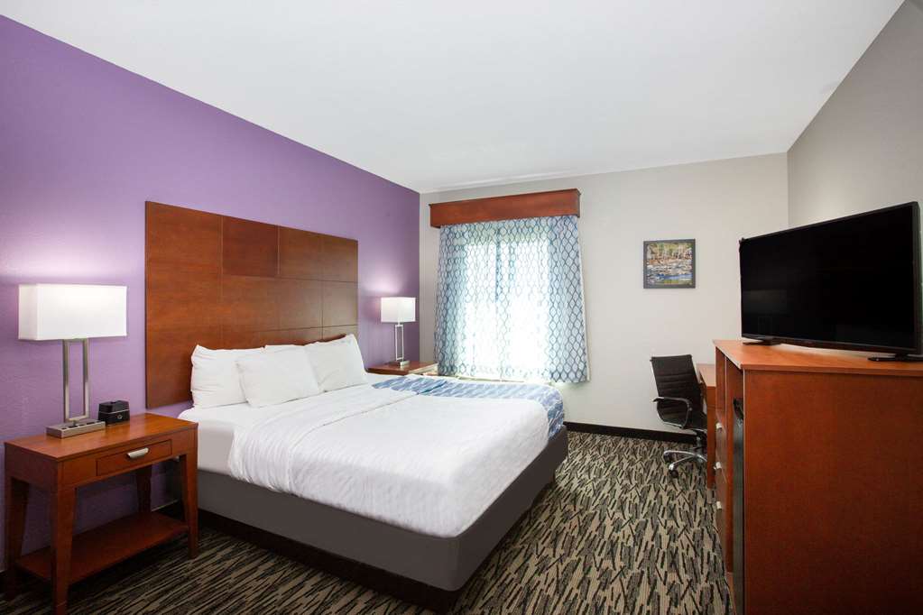 La Quinta Inn & Suites by Wyndham Tupelo - photo 24