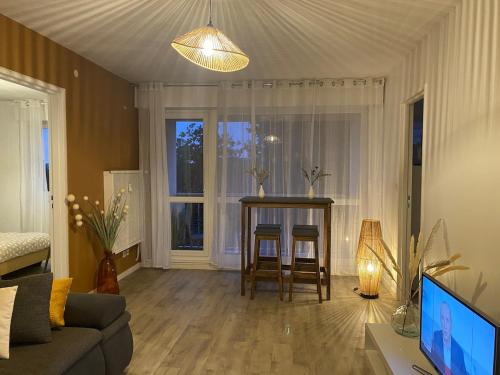 Loveroom de Luxe Avec Jacuzzi Sauna Vapeur Ecran 300 Cm in Metz, France