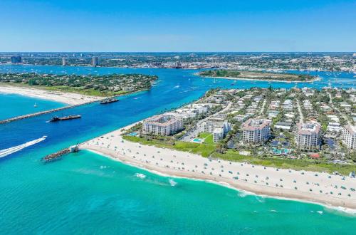 Dog friendly condo with beach access hot tub firepit — 4-Star Luxury Hotel in West Palm Beach, United States