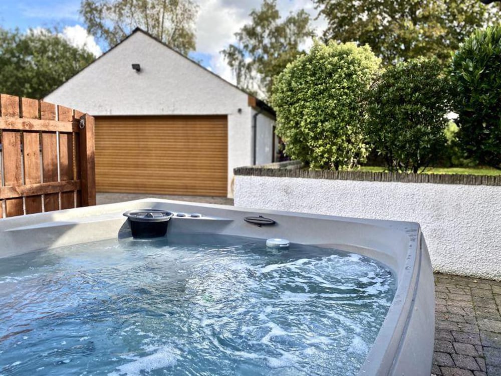 Riverside Cottage 6 guests 4 adults max hot tub — 4-Star Luxury Hotel in Ulverston, United Kingdom