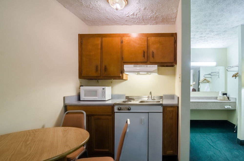 Econo Lodge Colonial - photo 19