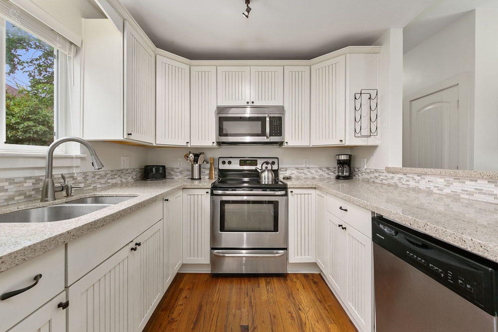 Sherwood Cottage Steps From Old Town & River — 4-Star Luxury Hotel in Fort Collins, United States