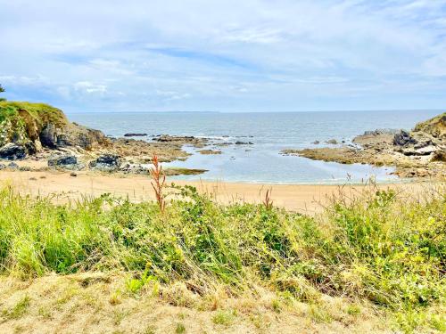 Le Clos Des Mouettes Face a la Mer Wifi Internet Haut Debit Terrasse 2 Places de Stationnement Privatives — hotel in Clohars-Carnoet