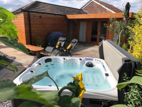 Moors Wood Relaxing Tranquil Retreat with Hot Tub — Chippenham — photo 5