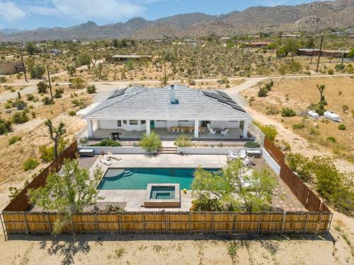 Tranquil Family Friendly Pool Sanctuary Near JTNP — 4-Star Luxury Hotel in Joshua Tree, United States