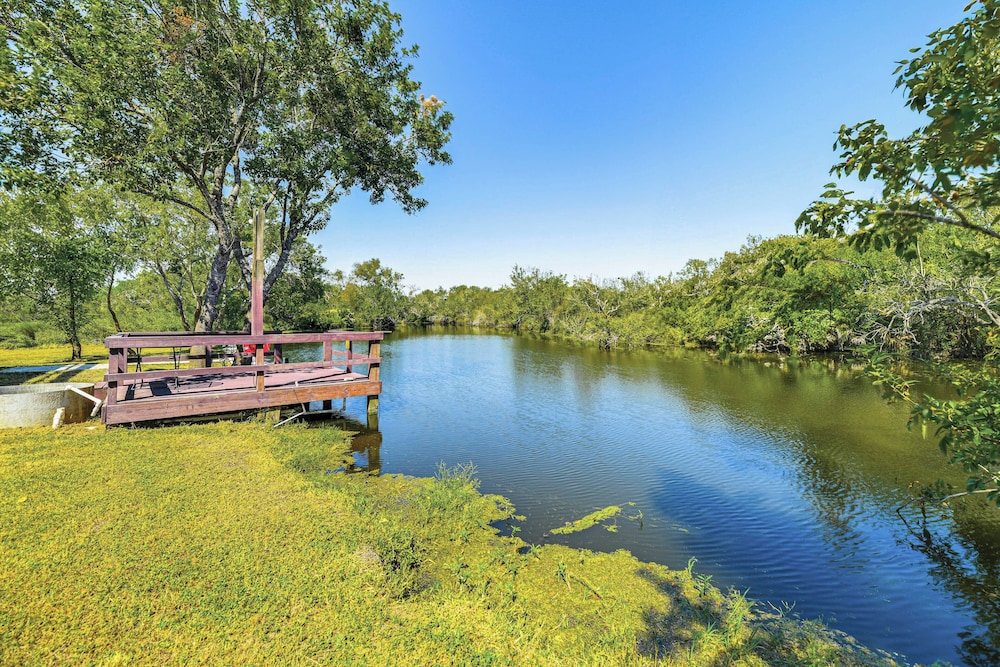 Quiet River Retreat 20 Mi to Port Lavaca — hotel in Tivoli
