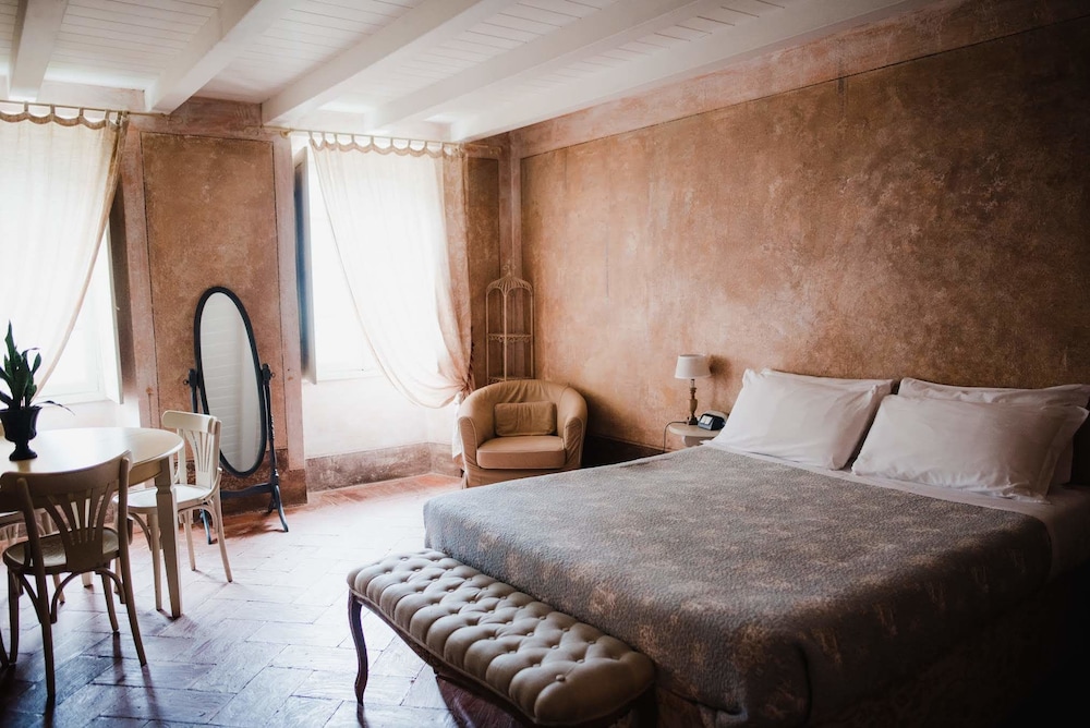Villa Regina Teodolinda — 4-Star Luxury Hotel in Laglio, Italy