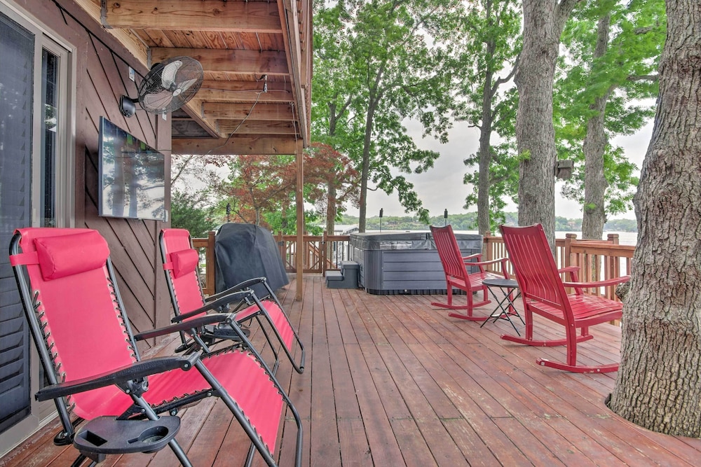 Private Dock Waterfront Lake Ozark Home — 4-Star Luxury Hotel in Lake Ozark, United States