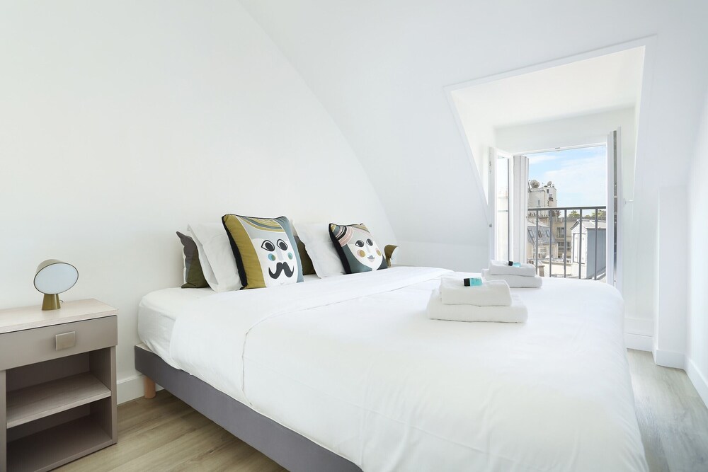 Apartment Ponthieu Champs Elysées — 4-Star Luxury Hotel in Paris, France