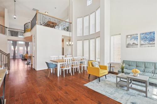 Brand New Luxury 6BD 5BA Grand Vacation Home — 4-Star Luxury Hotel in Irving, United States