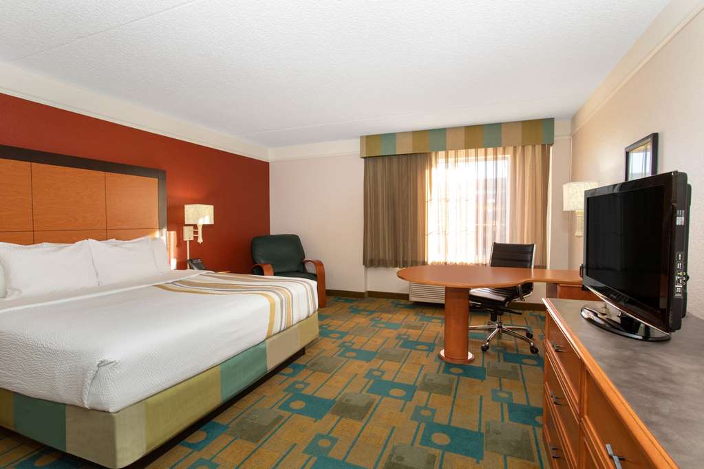 La Quinta Inn & Suites by Wyndham Denver Southwest Lakewood - photo 16