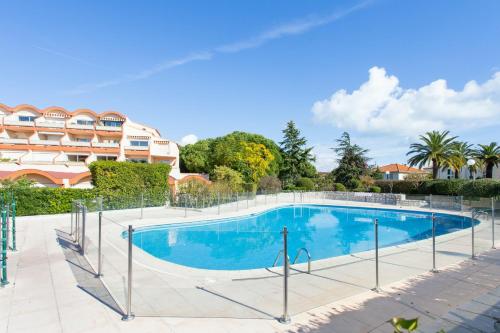 Apartment With In Antibes With Wonderful Sea View Pool A — 4-Star Luxury Hotel in Antibes, France
