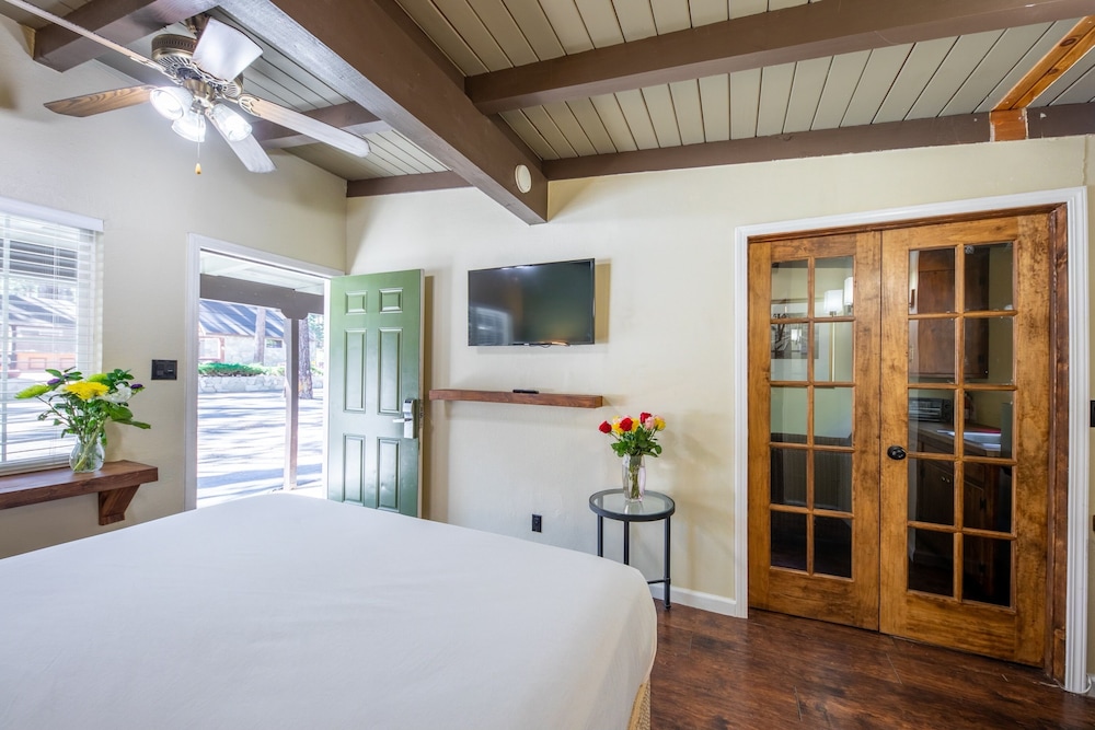 Emerald Bay Lodge - photo 4