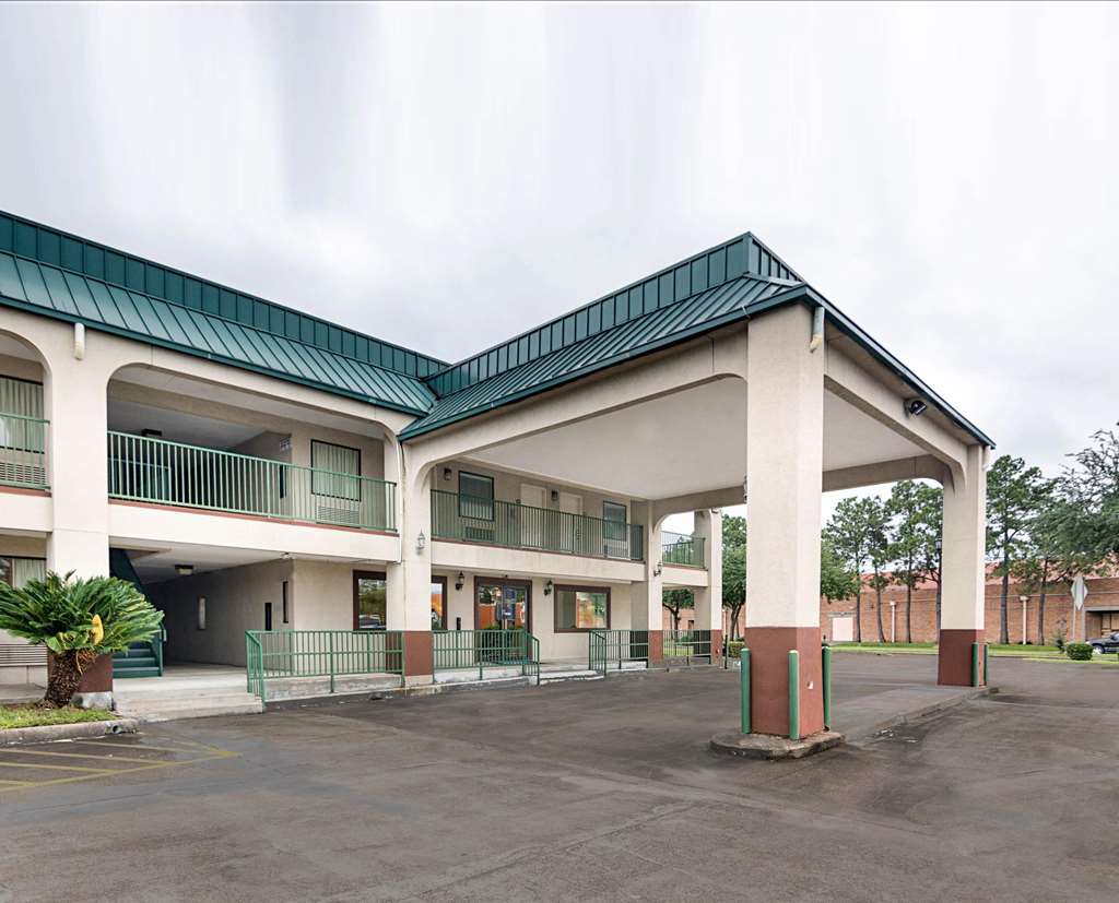 Rodeway Inn & Suites Highway 290 Northwest - photo 2
