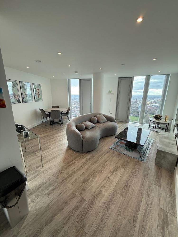 Apt Sleeps 6 With Two Bathrooms — 4-Star Luxury Hotel in Manchester, United Kingdom
