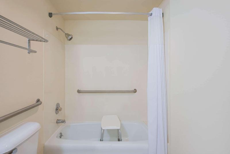 Days Inn by Wyndham Fremont - photo 2