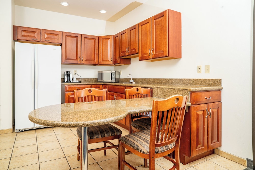 Holiday Inn Express & Suites Barstow Route 66 by IHG - photo 30