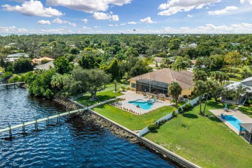 Peace River Waterfront Luxury Living 5 BD w Pool — 4-Star Luxury Hotel in Port Charlotte, United States