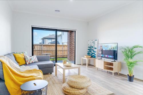 Charming 3BR Home with Study in Junction Village — 4-Star Luxury Hotel in Cranbourne, Australia