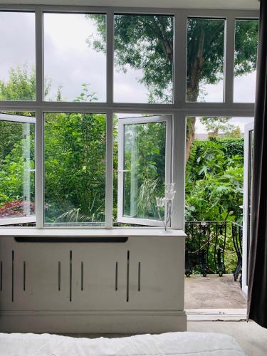 Stunning Holland Park 2 BR sleeps 6 — 4-Star Luxury Hotel in London, United Kingdom