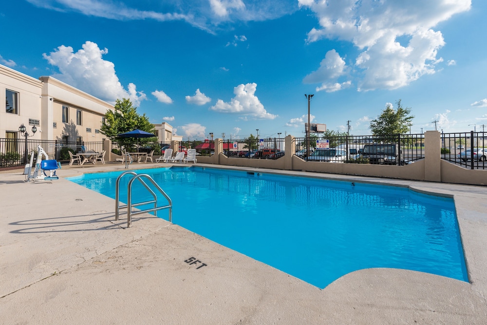 Quality Inn & Suites Cincinnati Uptown Norwood - photo 29