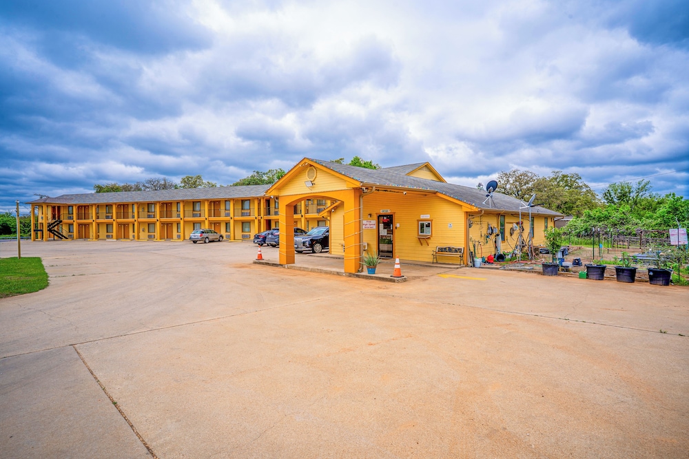 Regency Inn By OYO Rockdale TX - photo 51