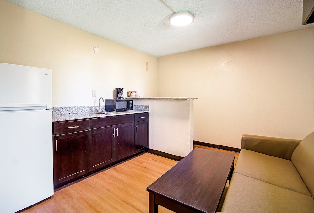 Red Roof Inn & Suites Greenwood SC - photo 17