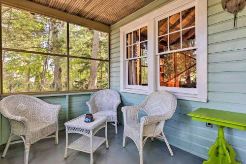 Southold Cottage With Patio And Grill Walk To Beach 20733526 — Southold