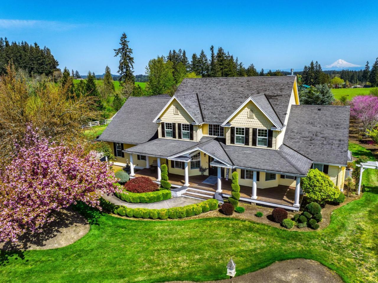 Bison Ridge Retreat Spacious and in Nature — 4-Star Luxury Hotel in Oregon, United States