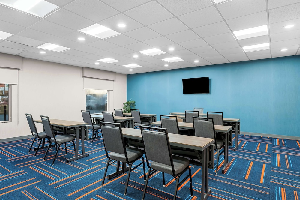Hampton Inn & Suites Charlotte Airport - photo 48