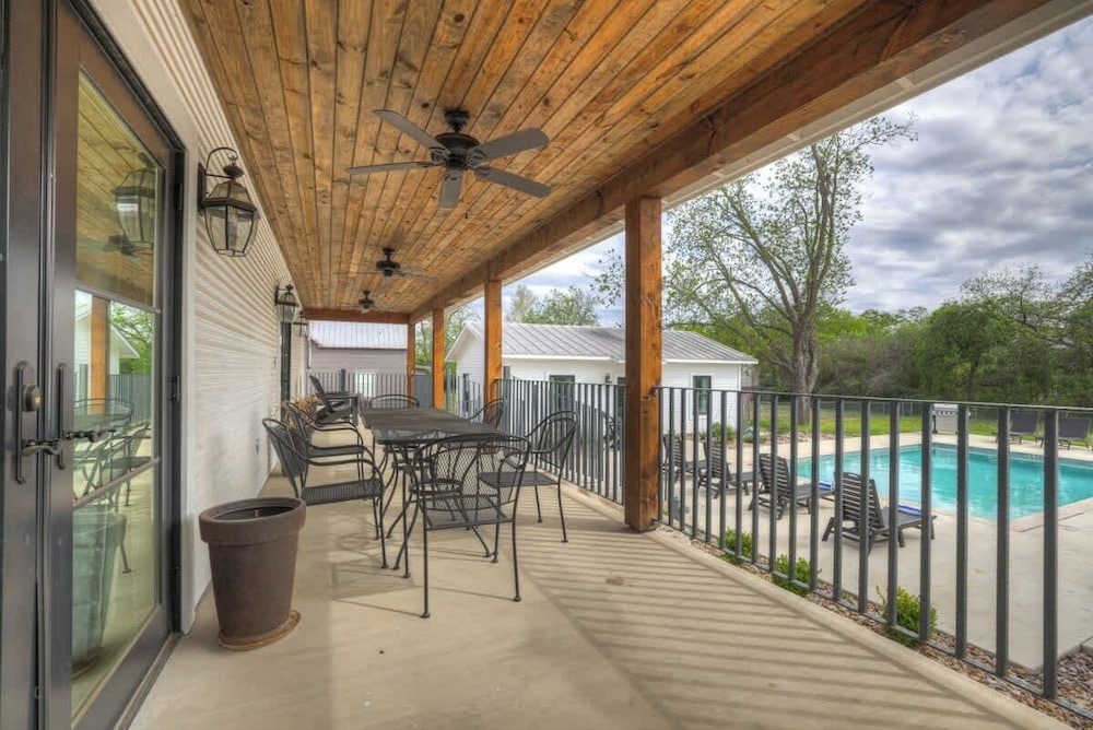 Schubert Inn main With Pool and Grill 2blks to Main - photo 11
