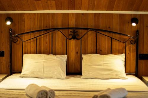 Top Location Cozy Wooden Ceiling Apt by Wehost